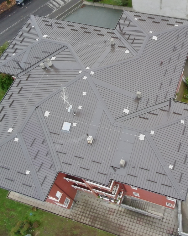 Copertura rifatta di un condominio da Casalino Costruzioni