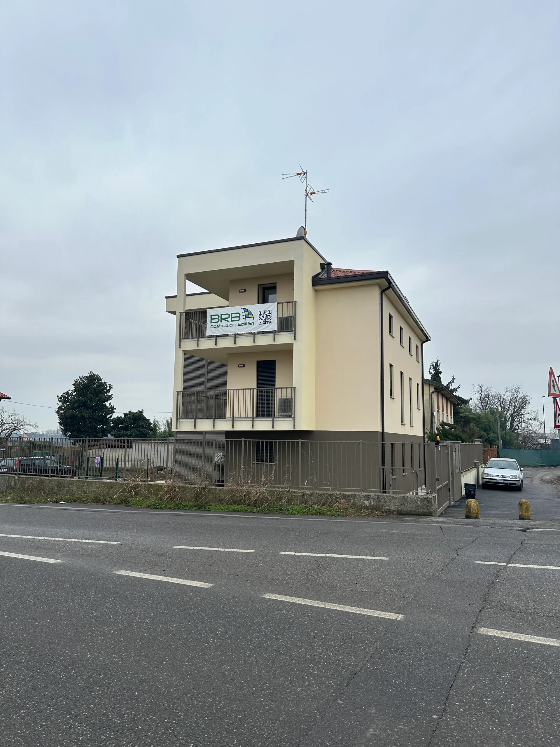 Foto di una casa appena ristrutturata da Casalino Engineering a Treviglio in provincia di Bergamo. Dalla foto si può notare che le pareti della casa sono nuove e dallo stile moderno
