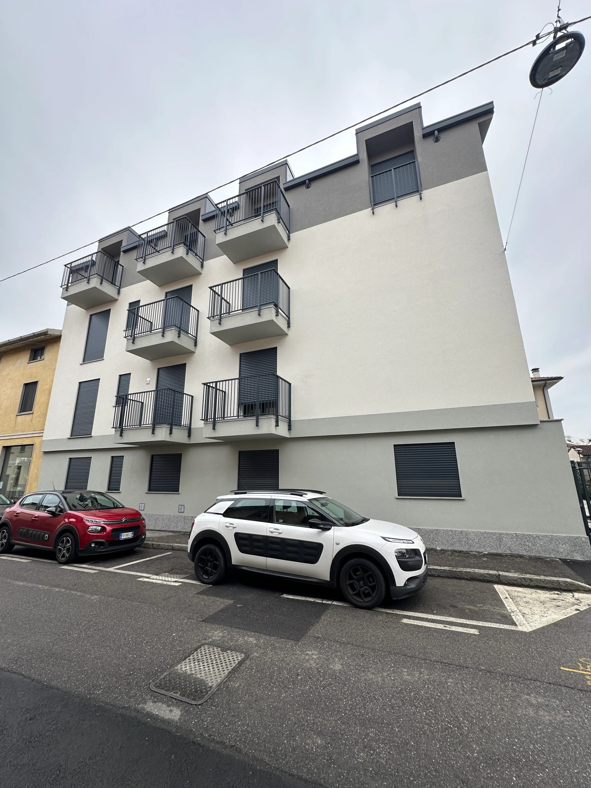 Foto di un condominio a Treviglio dopo la ristrutturazione effettuata da Casalino Engineering. Dalla foto si può notare come i muri siano nuovi e appena realizzati in chiave moderna sia per il colore che per la struttura