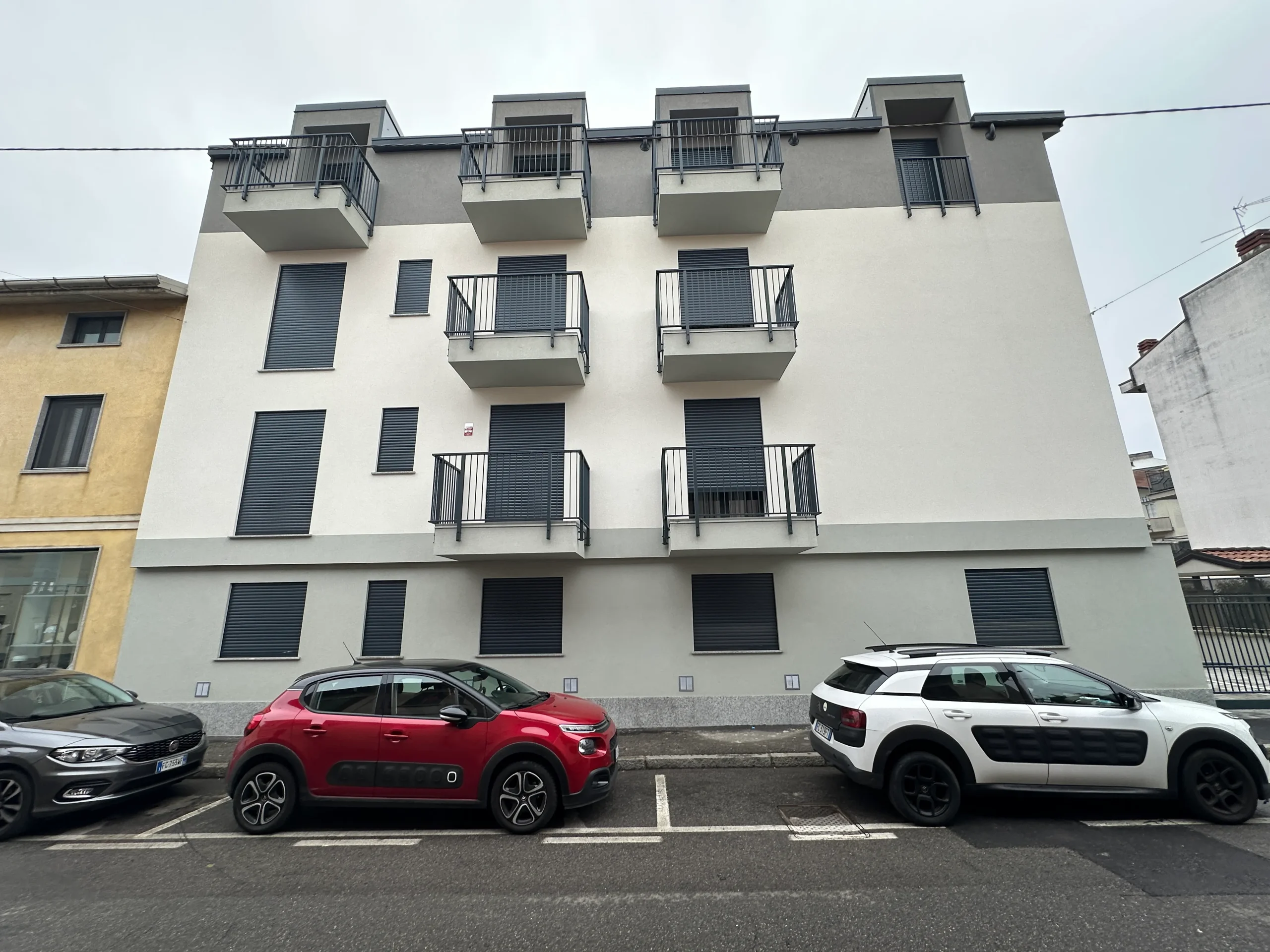 Foto di una condominio appena ristrutturato da Casalino Engineering, a Treviglio in provincia di Bergamo. Si può vedere come i muri, le finestre e i balconi adesso siano di nuova realizzazione e moderni anche il colore