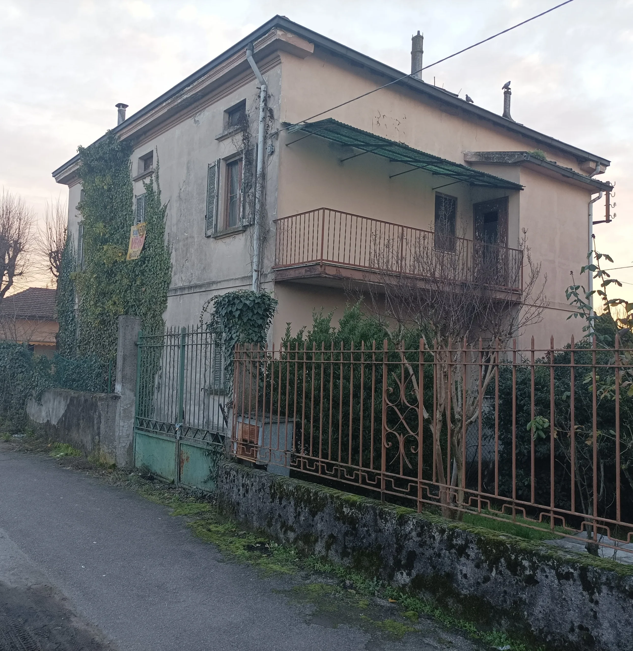 Foto di una casa a Treviglio prima della ristrutturazione effettuata da Casalino Engineering, infatti dalla foto si può notare come le pareti siano di antica realizzazione