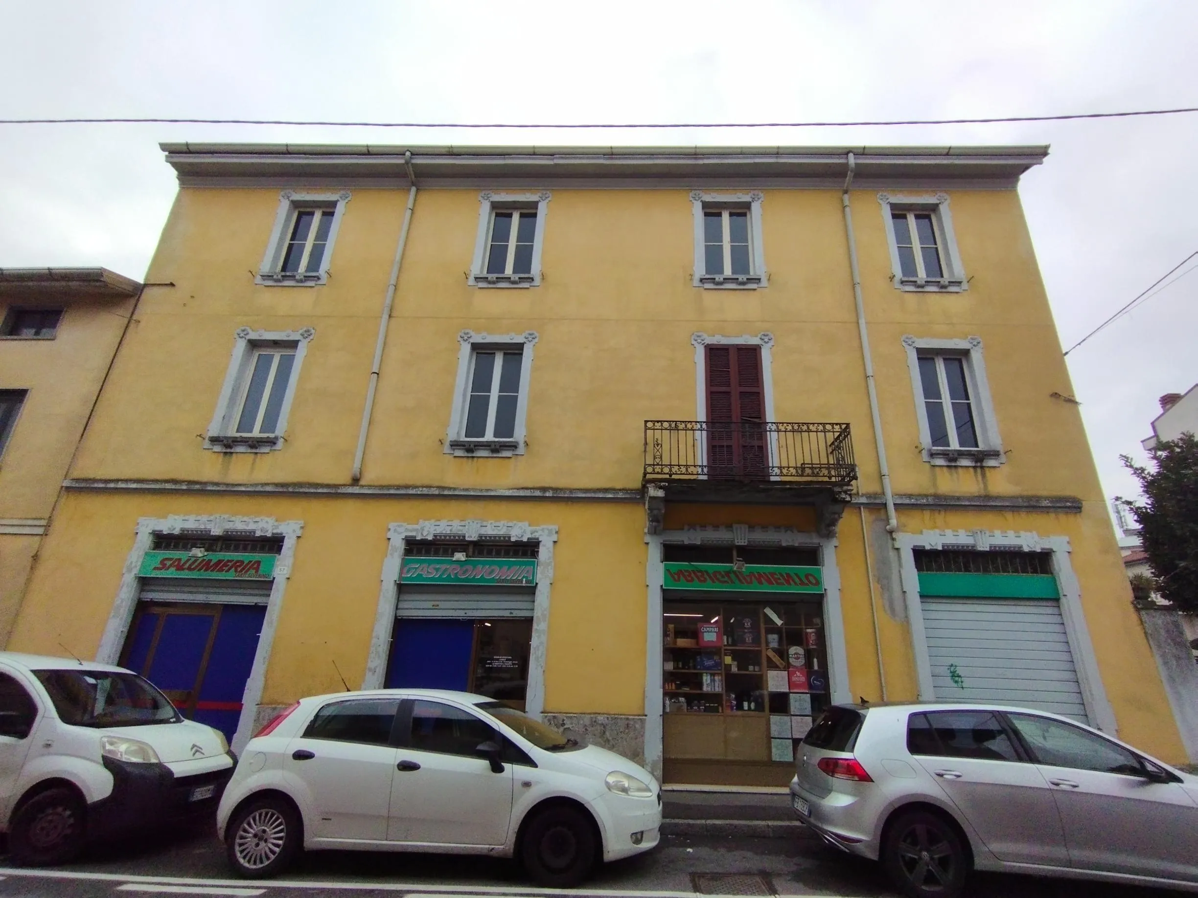Foto di un condominio a Treviglio in provincia di Bergamo. La foto ritrae il condominio in condizioni non eccellenti con i muri e le finestre di vecchia realizzazione. La foto è stata scatta prima della ristrutturazione adoperata da Casalino Engineering in provincia di Como