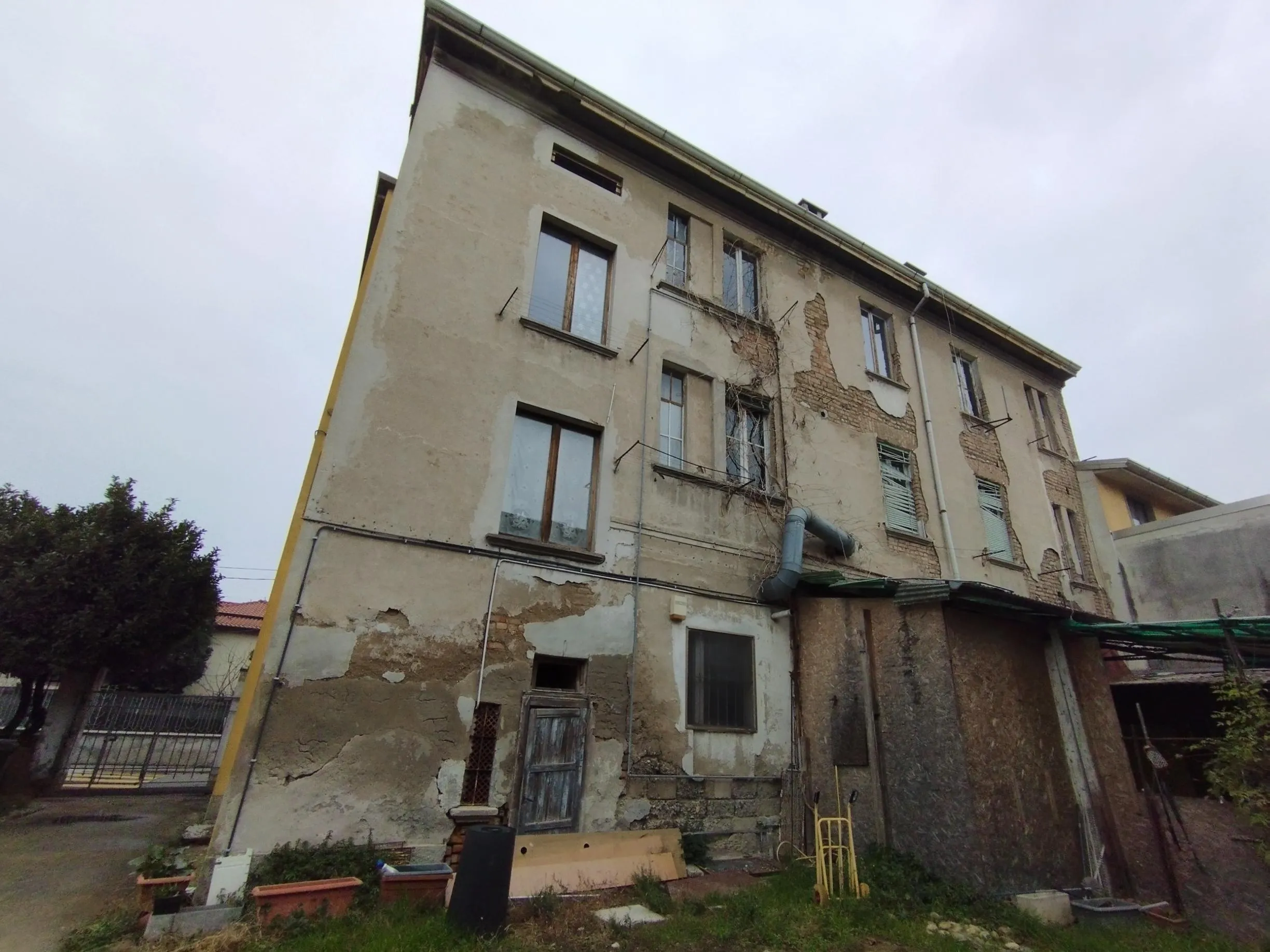 Foto di un condominio a Treviglio, prima della ristrutturazione messa in atto da Casalino Engineering. Dalla foto si può notare come i muri siano di antica realizzazione e parti dei muri si stanno staccando
