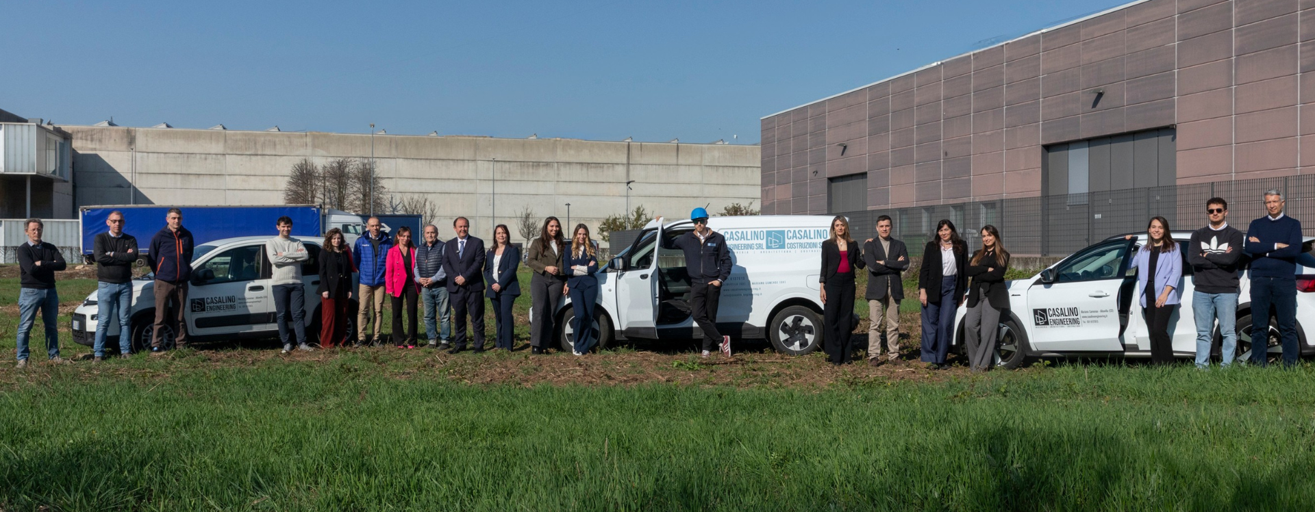 Foto del team Casalino Engineering su un terreno su cui costruiranno i nuovi uffici