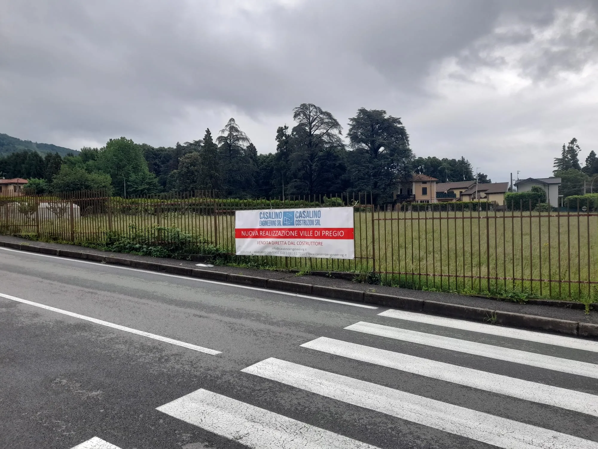 Foto del cartellone pubblicitario della Casalino Engineering in cui si dice appunto che è in vendita una villa