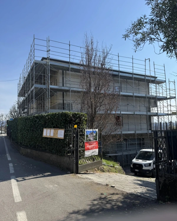 Facciata in ristrutturazione di un edificio ad Inverigo in provincia di Como effettuato dalla Casalino Engineering e Casalino Costruzoni