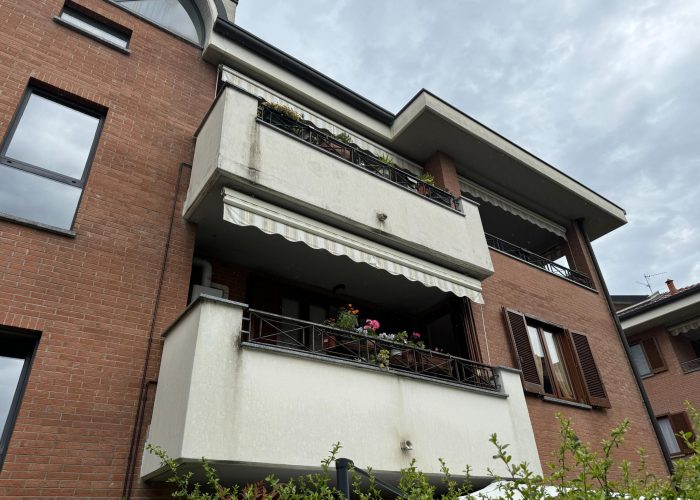 Facciata del balcone prima dell'intervento a cura di Casalino Costruzioni