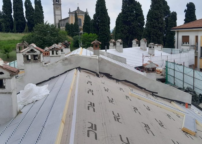 Copertura del tetto durante il cantiere di Casalino Costruzioni.