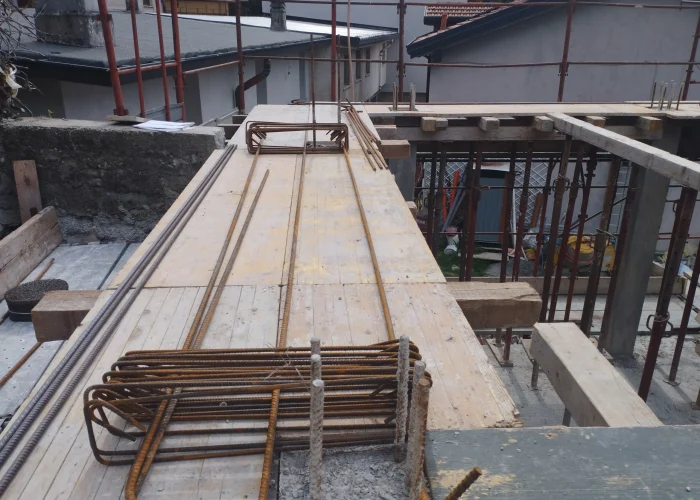 Foto di un edificio in ristrutturazione, ad opera di Casalino Engineering