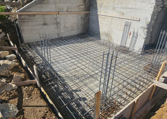 Foto di fondamenta di un edificio. Si può vedere il pavimento in cemento. L'edificio è in ristrutturazone a Brunate e la ristrutturazione è ad opera di Casalino Engineering