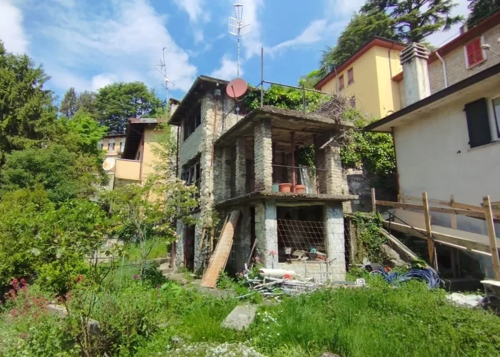 Foto di un edificio ristrutturato a Brunate, ad opera di Casalino Engineering