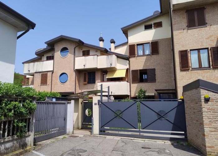 Palazzina prima dell'operazione di manutenzione a cura di Casalino Costruzioni.