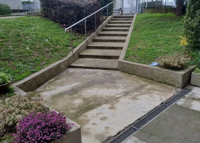 Scala esterna prima dell'intervento di Casalino Costruzioni.