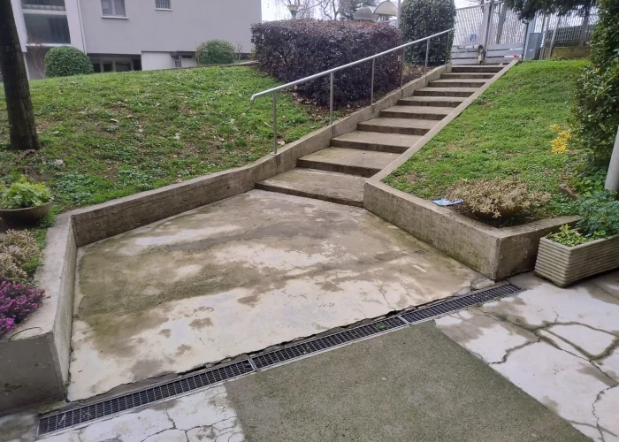 Vista laterale della scala esterna prima dell'intervento di Casalino Costruzioni.