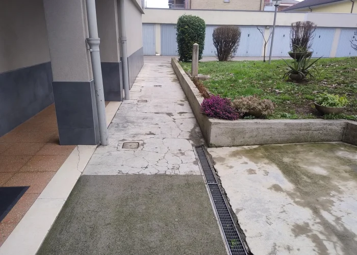 Area di accesso al condominio prima dell'intervento di Casalino Costruzioni.