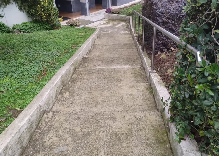 Area a scalini pedonali prima dell'intervento di Casalino Costruzioni.