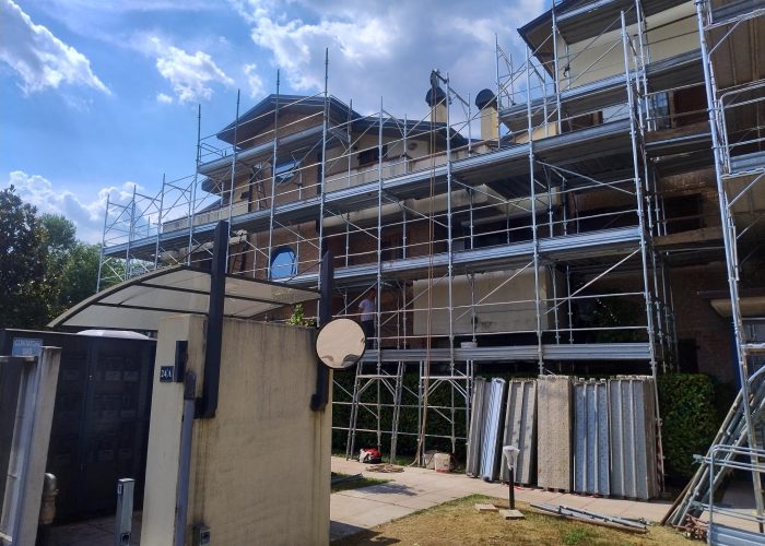 Palazzina con impalcatura per la manutenzione a cura di Casalino Costruzioni.
