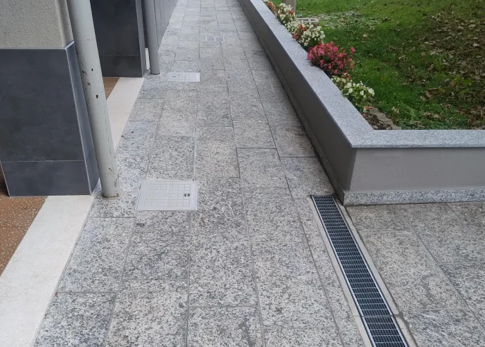 Area di accesso condominiale dopo l'intervento di Casalino Costruzioni.