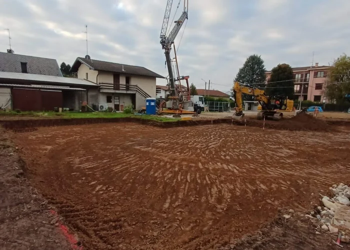 Foto di un campo a Locate Varesino in cui sta venendo realizzato un nuovo edificio residenziale da Casalino Costruzioni