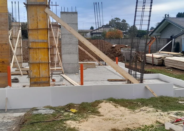 Foto di un cantiere di un nuovo edificio residenziale a Locate Varesino realizzato da Casalino Costruzioni