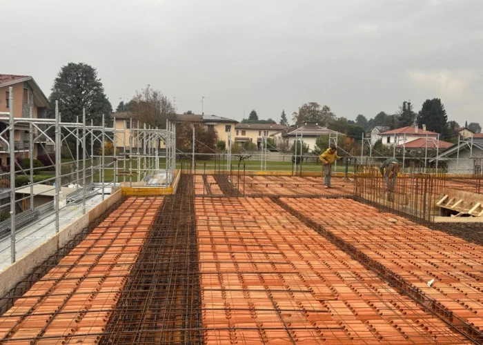 Foto di un cantiere di un nuovo edificio residenziale a Locate Varesino realizzato da Casalino Costruzioni