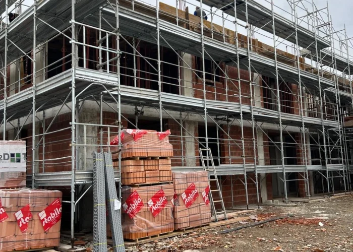 Foto di un cantiere di un nuovo edificio residenziale a Locate Varesino realizzato da Casalino Costruzioni