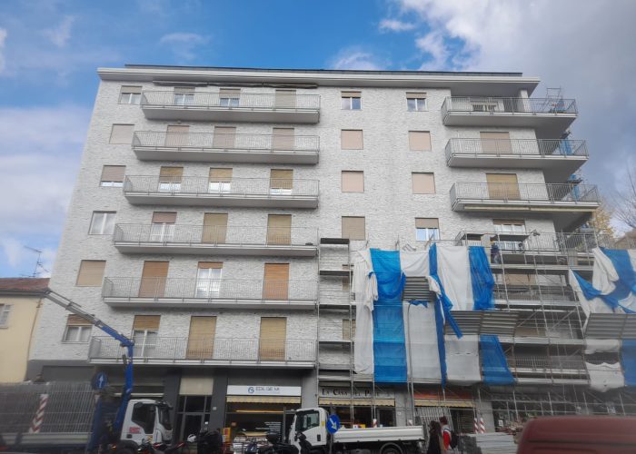 Facciata durante la ristrutturazione palazzo Casalino Costruzioni