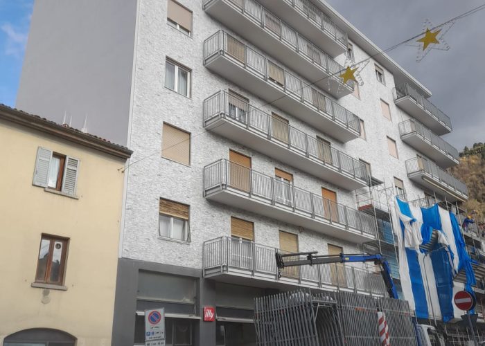 facciata del palazzo durante il rifacimento di Casalino Costruzioni