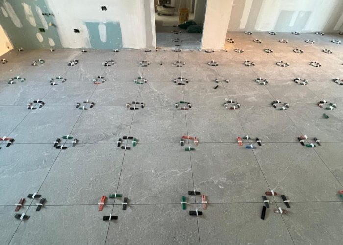 Posa e sistemazione delle piastrelle a cura di Casalino Costruzioni.