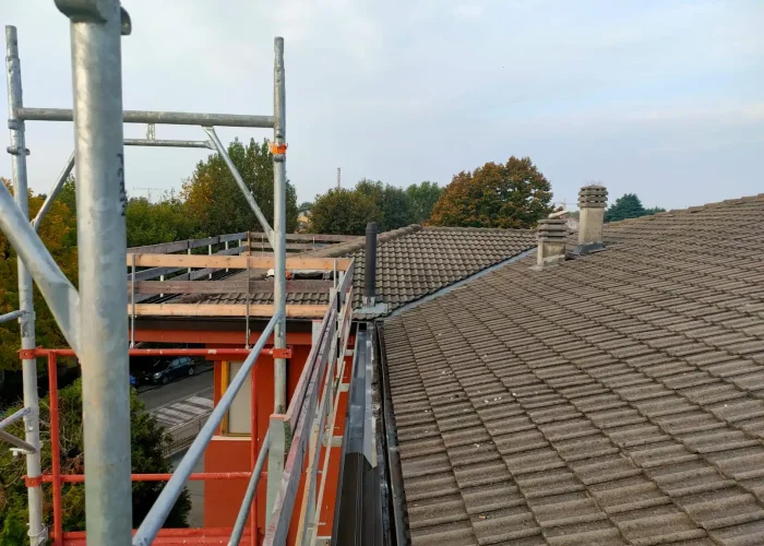Foto di una parte di una copertura di un condominio in rifacimento di Casalino Costruzioni