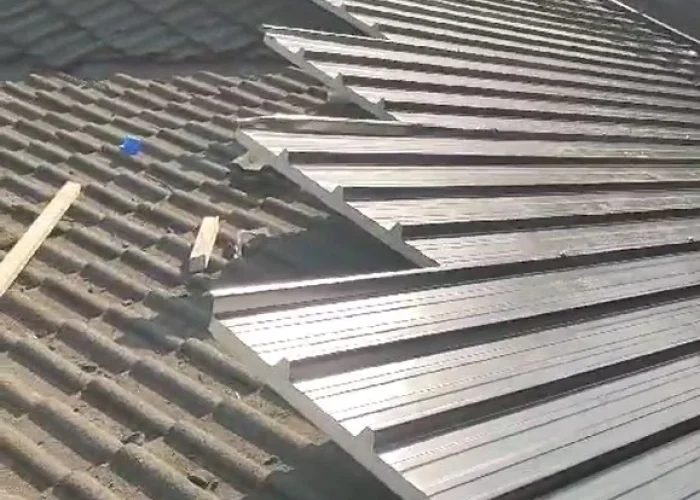 Foto di una parte di una copertura di un condominio in rifacimento presso Casalino Costruzioni